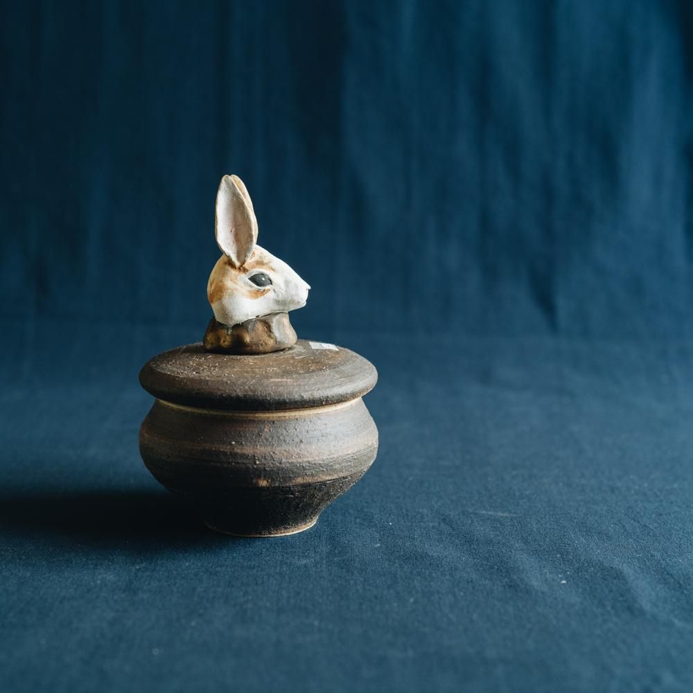 【2021年7月】  acnepotterystudio (うさぎの頭のついた塩つぼ)  (A4c)