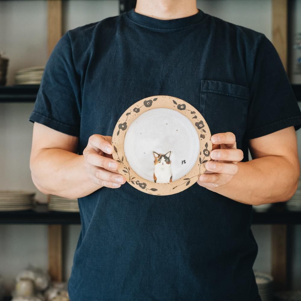【2021年7月】  acnepotterystudio (猫の絵皿（三毛猫）)  (A38)