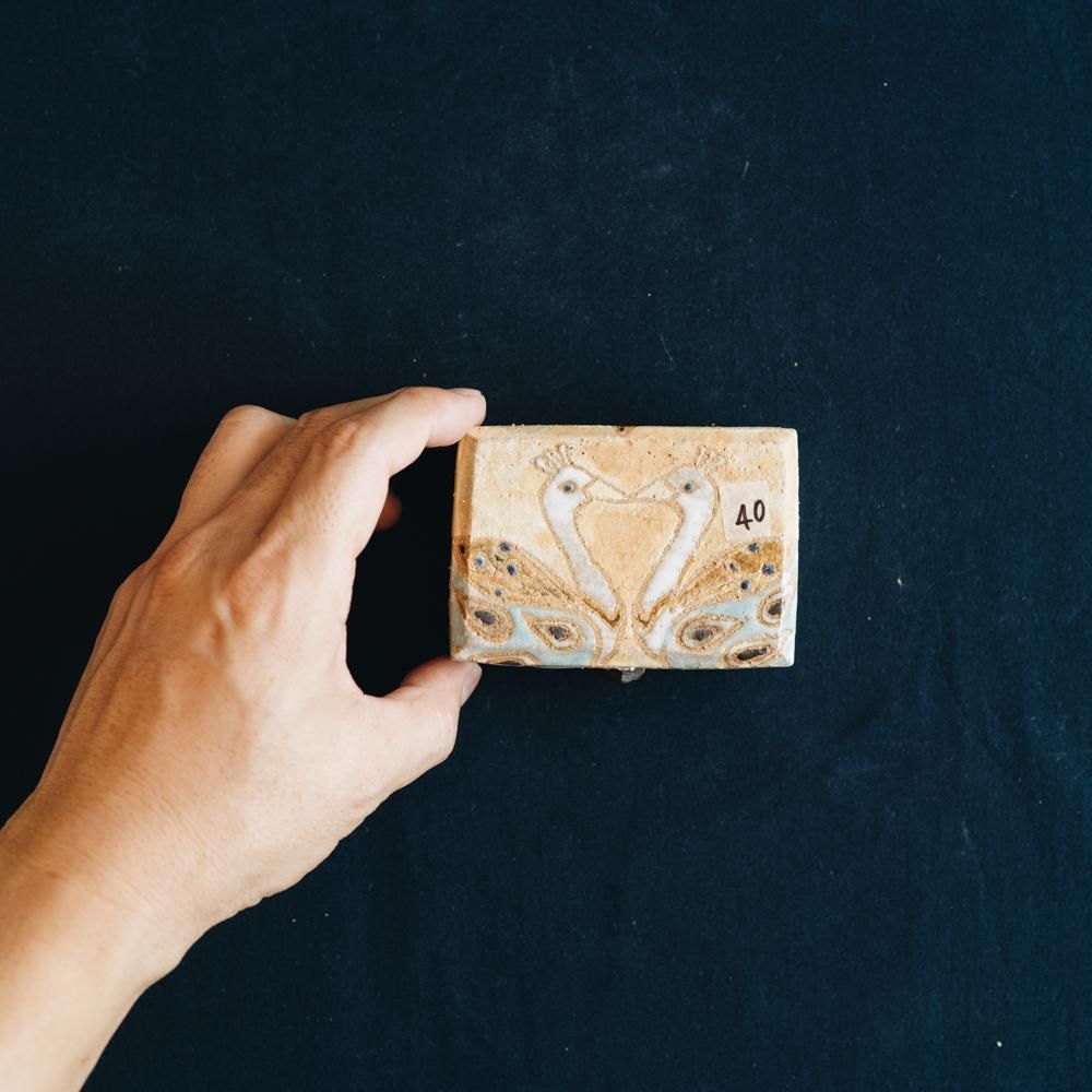 【2021年7月】  acnepotterystudio (猫の絵皿（白鳥の蓋物（中）)  (A40)