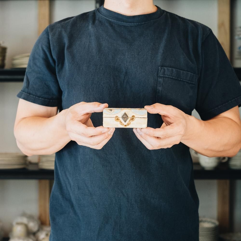 【2021年7月】  acnepotterystudio (猫の絵皿（白鳥の蓋物（中）)  (A40)