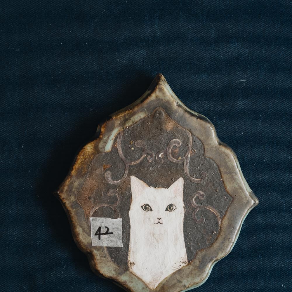 【2021年7月】  acnepotterystudio (猫の絵皿（白猫の壁掛け)  (A42)