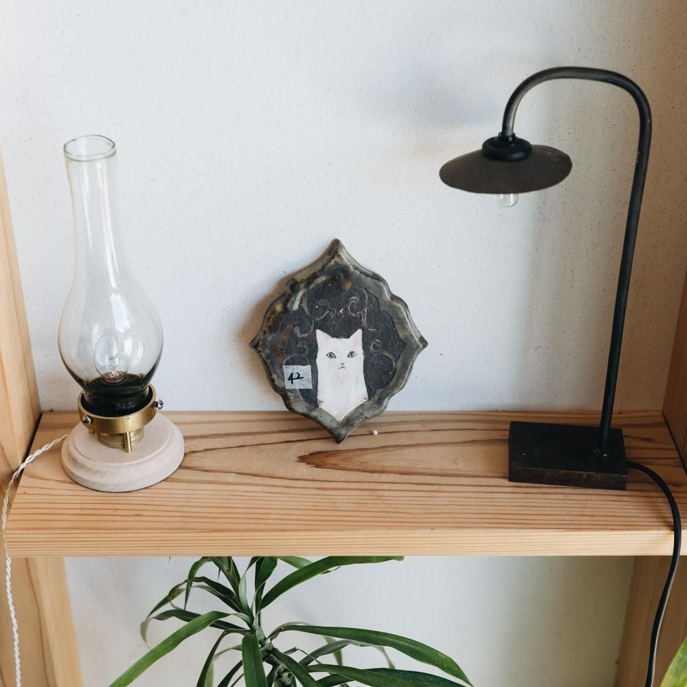 【2021年7月】  acnepotterystudio (猫の絵皿（白猫の壁掛け)  (A42)