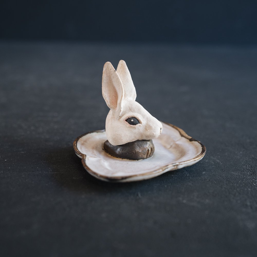 (2021年12月)  acnepotterystudio (うさぎのアクセサリープレート 小)  (A6b)