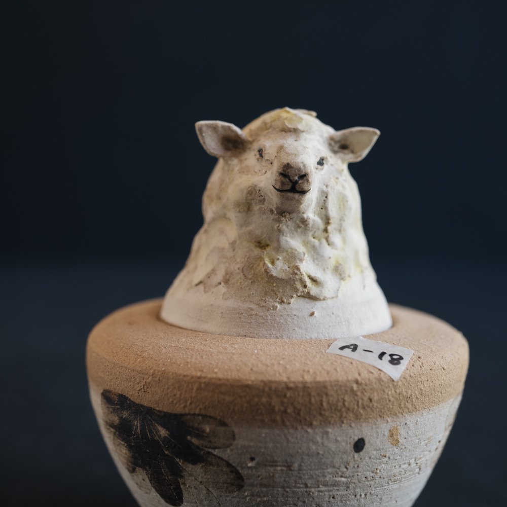 (2021年12月)  acnepotterystudio (羊のカノプス壺)  (A18)