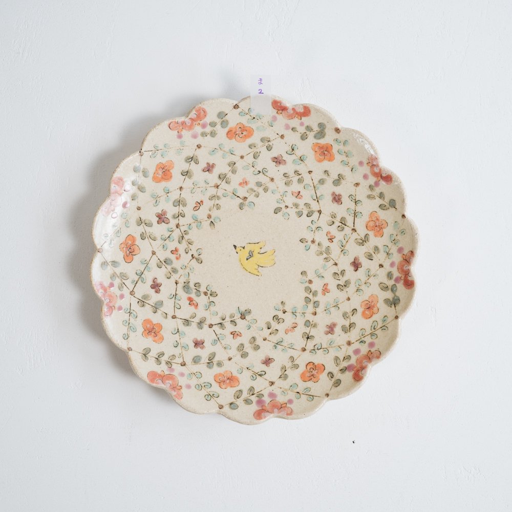 (2022年1月)   増山文  輪花絵皿8寸　赤花とふた葉　   (ま2)
