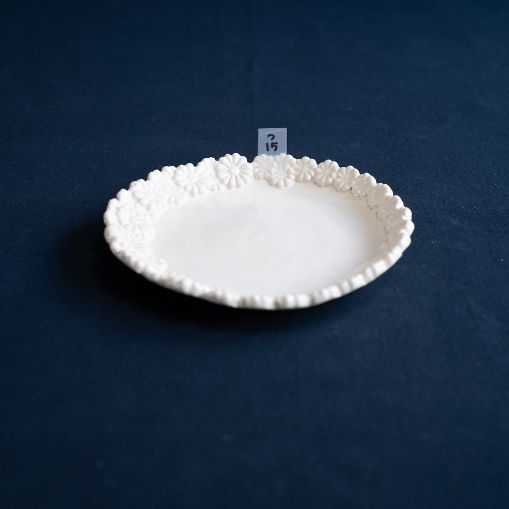 (2022年2月web展)   つちのわ  花かんむり　小皿　白　  つ15