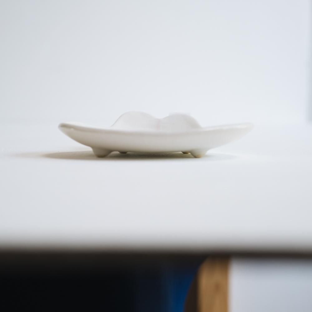 (2022年4月 web展)   三浦愛子  ウサギ豆皿（サクランボ）    み11