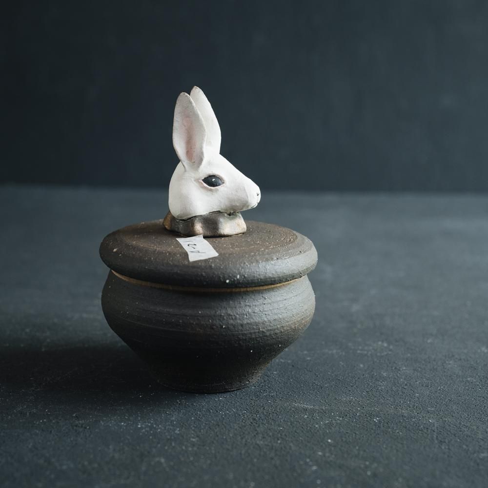 (2022年7月)  acnepotterystudio  うさぎの頭のついた塩壺　A21