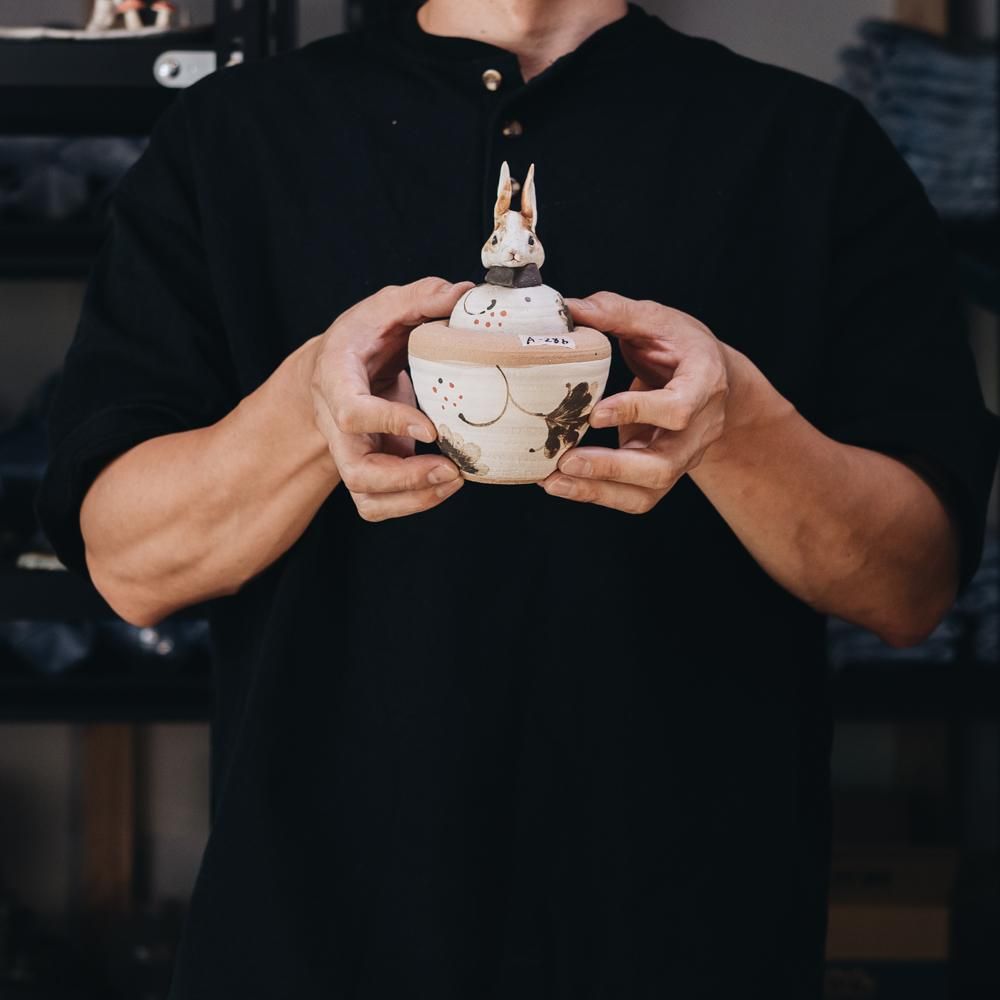 (2022年7月)  acnepotterystudio  うさぎのカノプス壺　A28b