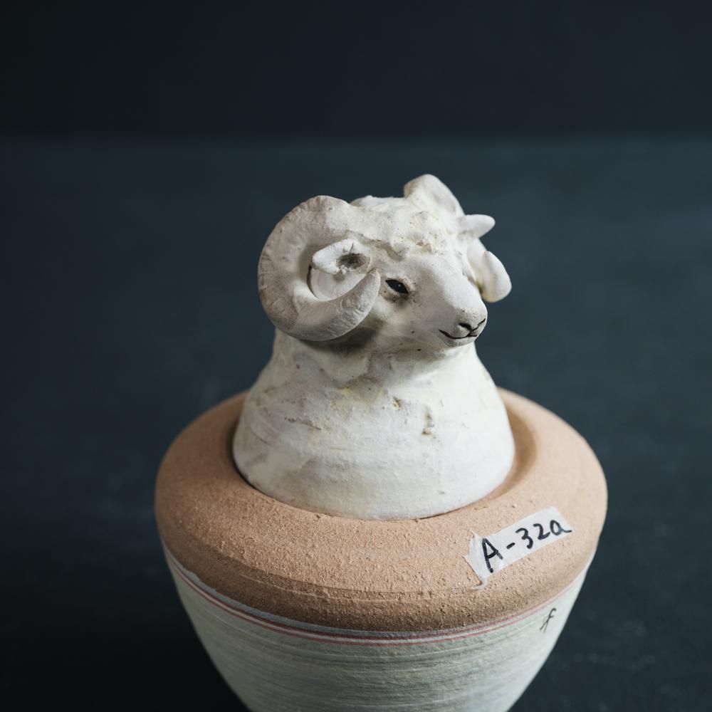 (2022年7月)  acnepotterystudio  羊のカノプス壺　A32a