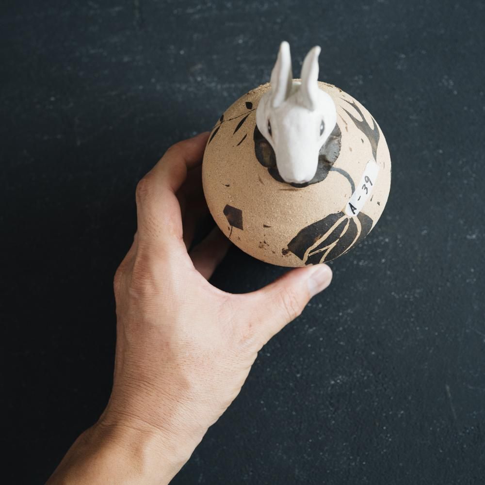 (2022年7月)  acnepotterystudio  うさぎの貯金箱　A39