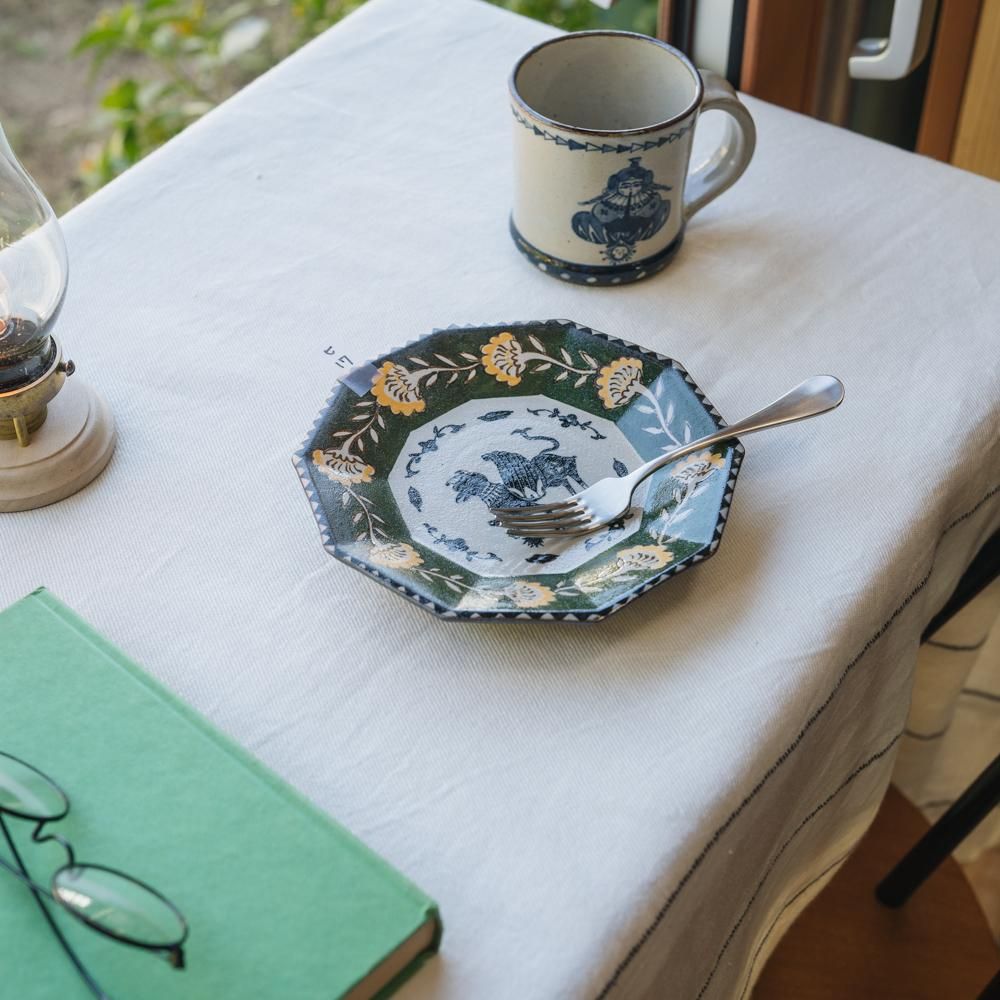 ヒヅミ峠舎さんの色絵十角皿 作家さんの器と暮らしにまつわる道具のお店｜イロドリ