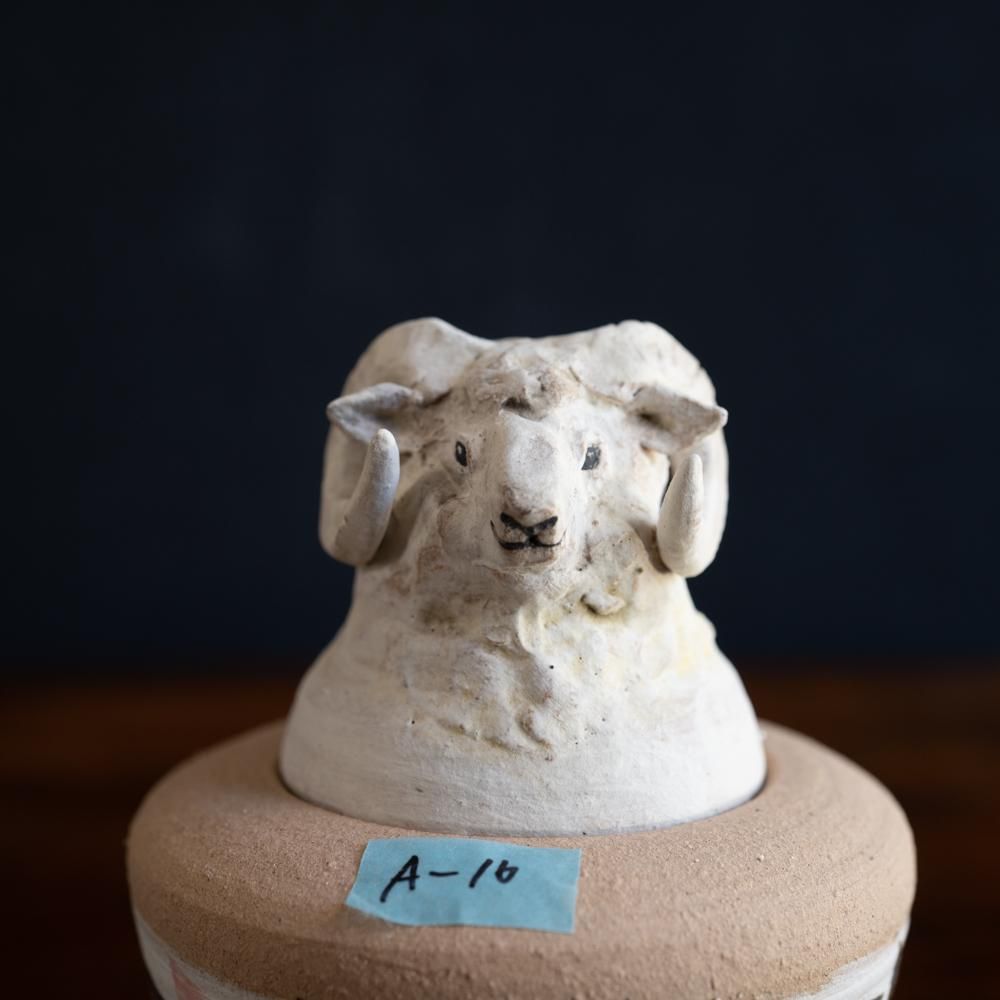 (2022年12月)  acnepotterystudio  羊のカノプス壺　　A16