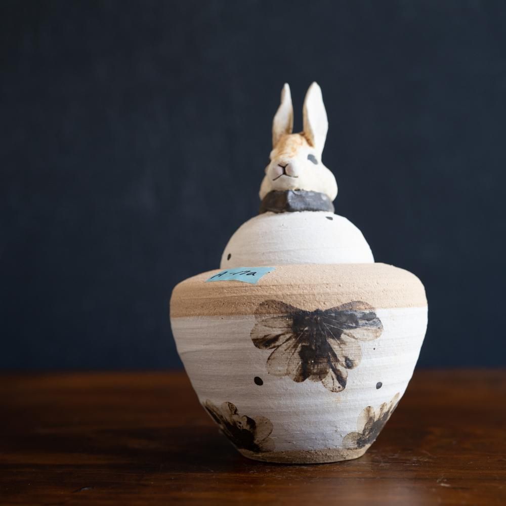 (2022年12月)  acnepotterystudio  うさぎのカノプス壺　　A17a