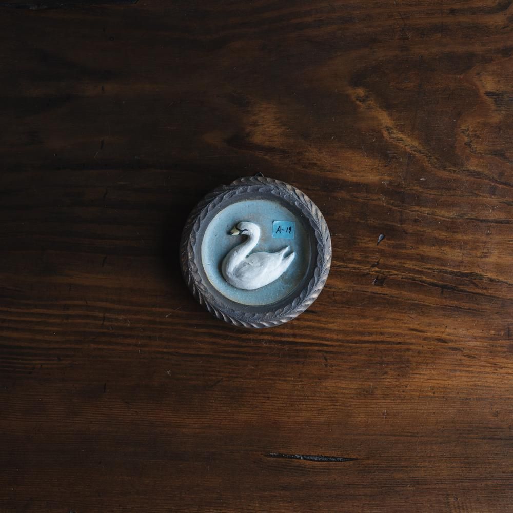 (2022年12月)  acnepotterystudio  白鳥の壁掛け花器　　A19