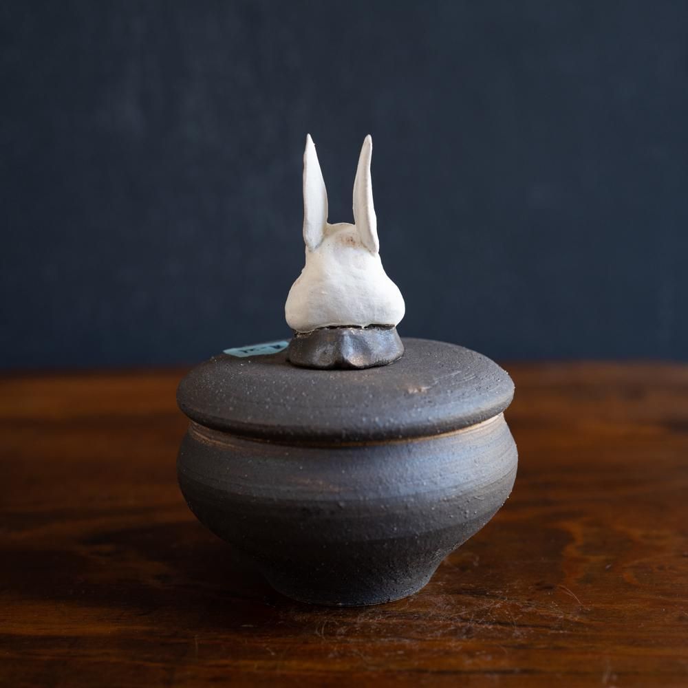 (2022年12月)  acnepotterystudio  うさぎの頭のついた塩壺　　A21