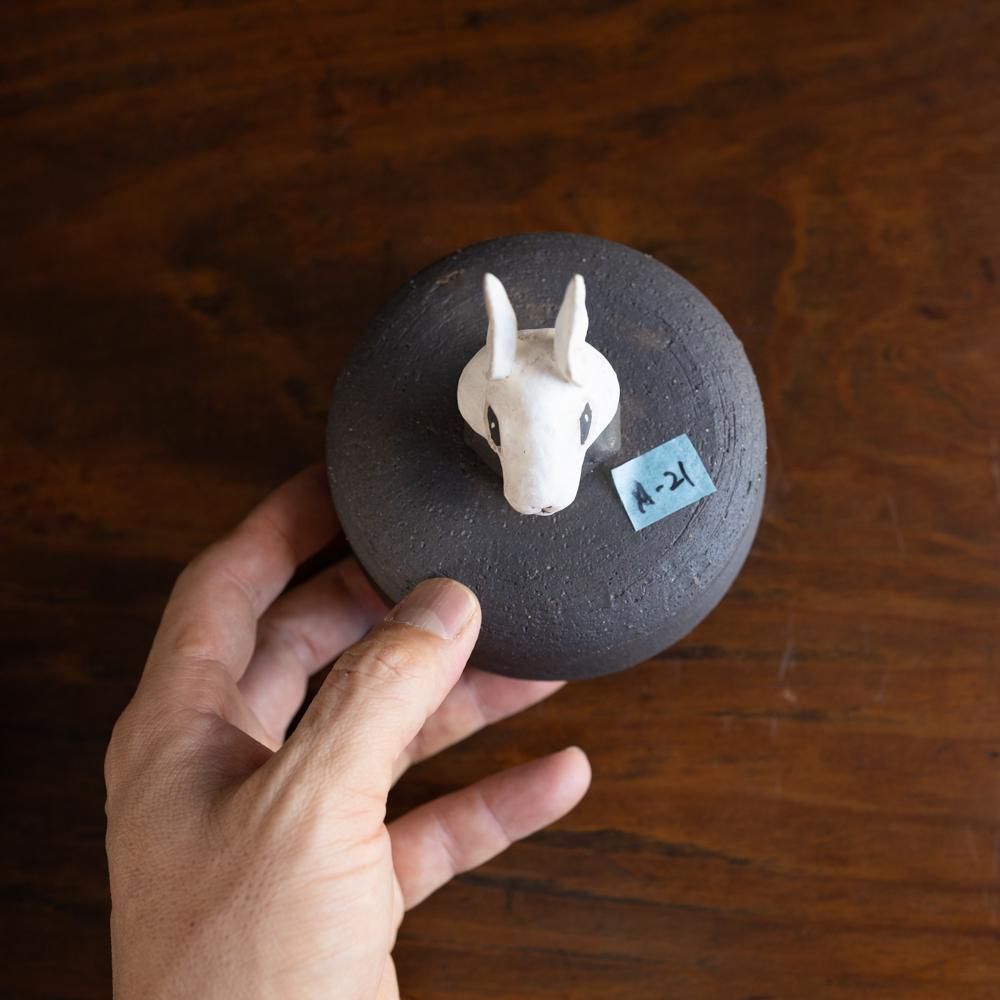 (2022年12月)  acnepotterystudio  うさぎの頭のついた塩壺　　A21