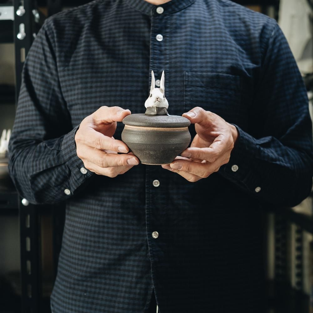 (2022年12月)  acnepotterystudio  うさぎの頭のついた塩壺　　A21