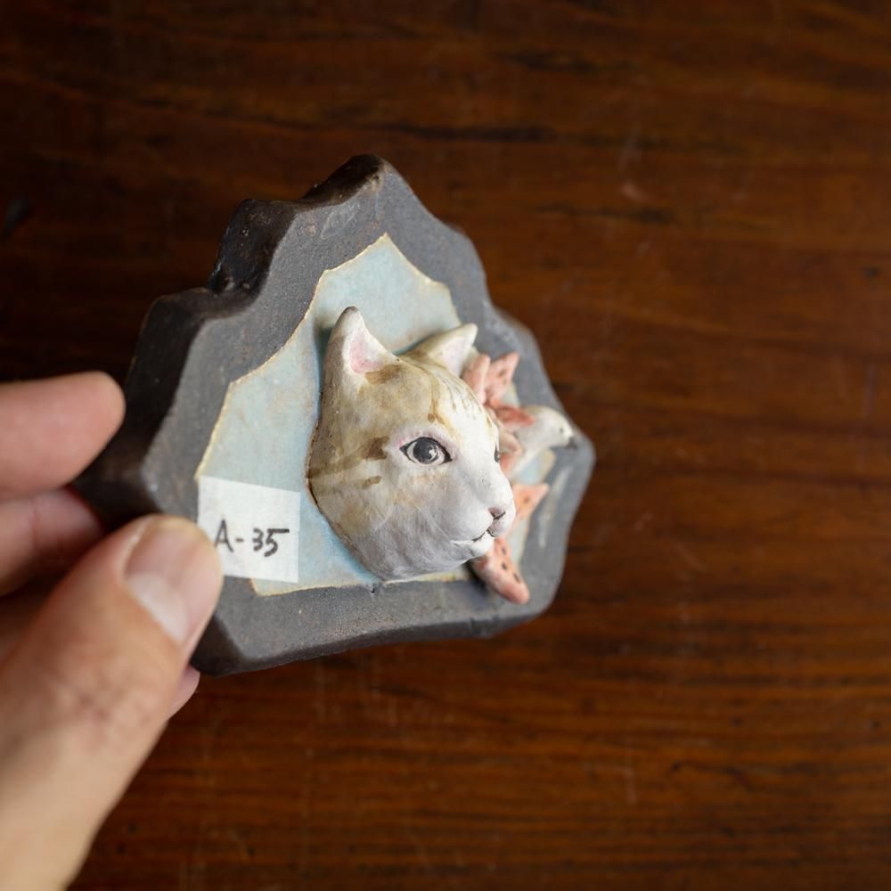 (2022年12月)  acnepotterystudio 小ぶりな猫の壁掛け   　A35