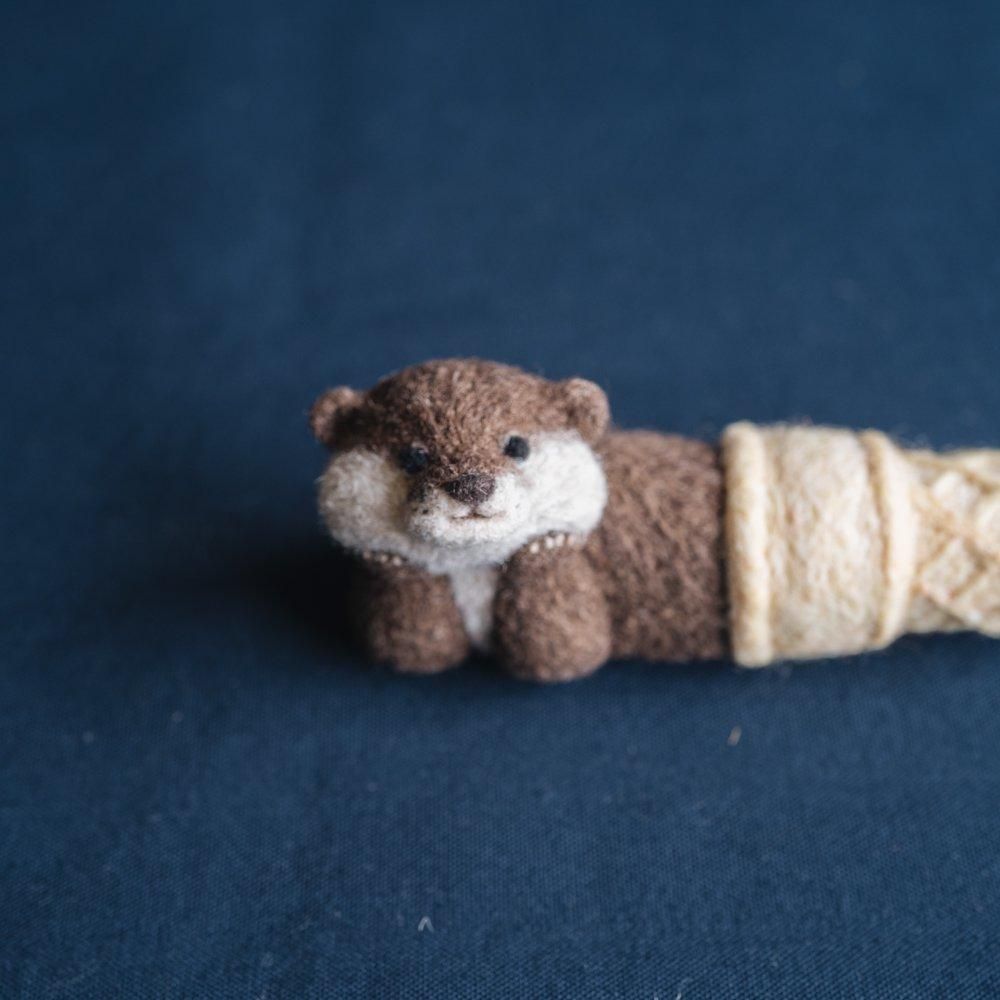 (2023年5月web展)　 RORO　くつろぐ動物アイスクリーム・カワウソショコラ／オブジェ　R2