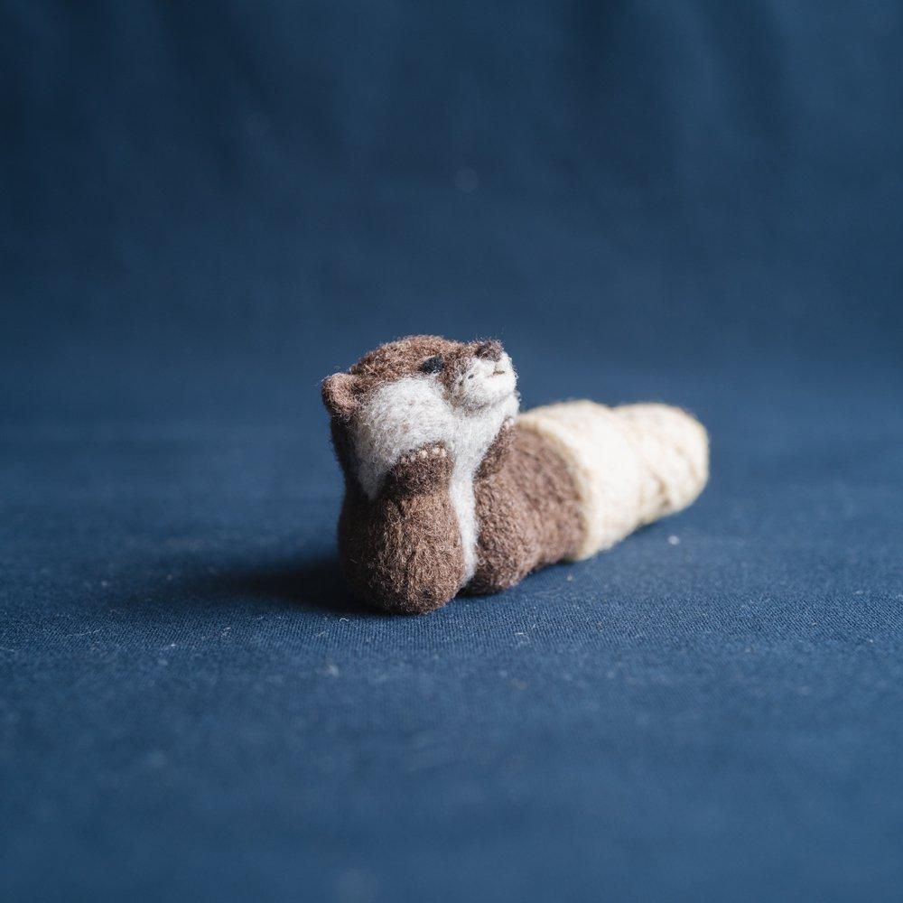 (2023年5月web展)　 RORO　くつろぐ動物アイスクリーム・カワウソショコラ／オブジェ　R2