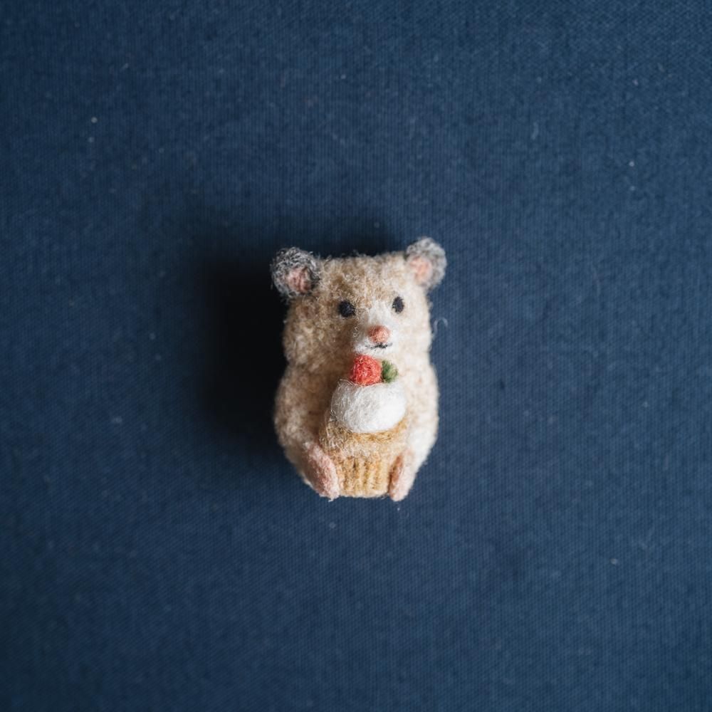 (2023年5月web展)　 RORO　キンクマハムスターからの贈り物・イチゴのカップケーキ／ブローチ　R8