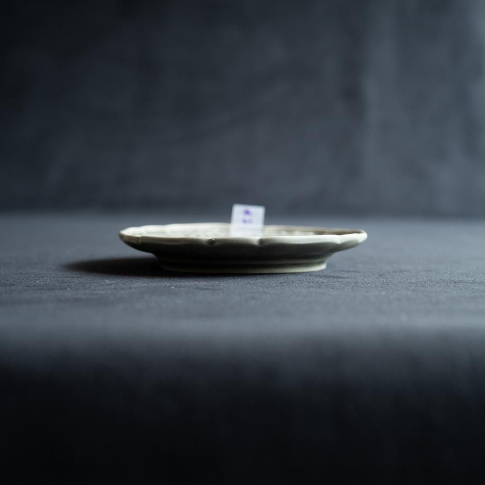 ※数量制限あり(2023年6月WEB個展)   阿部慎太朗 花形リムレリーフまめ皿　あ21