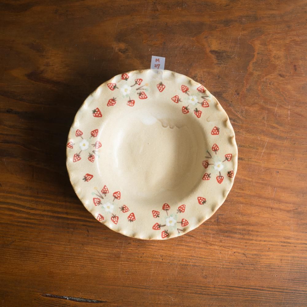 新品　三浦愛子さん　フリルといちご模様が可愛い大鉢　陶芸作家　大皿プレート陶器 新品 三浦愛子さん フリルといちご模様が可愛い大鉢 陶芸作家 大皿