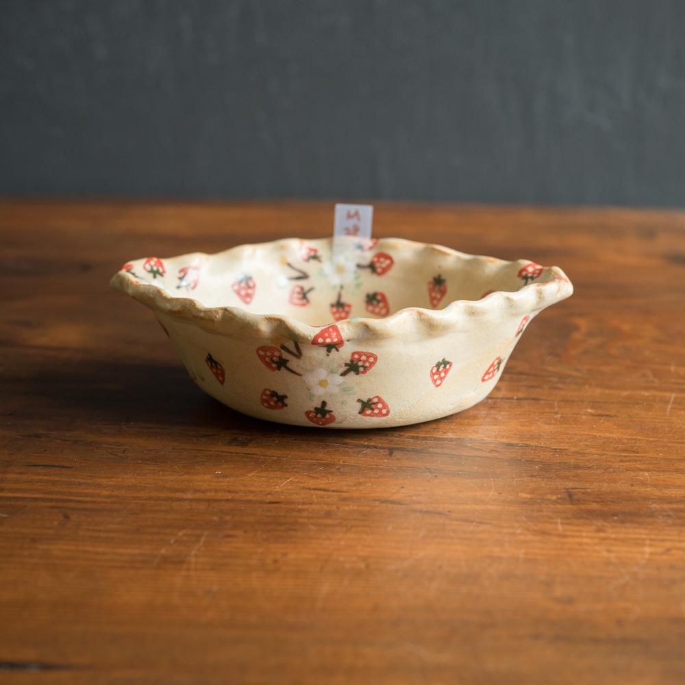 新品　三浦愛子さん　フリルといちご模様が可愛い大鉢　陶芸作家　大皿プレート陶器 新品 三浦愛子さん フリルといちご模様が可愛い大鉢 陶芸作家