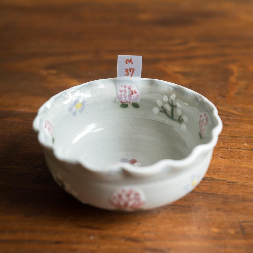 新品　三浦愛子さん　フリルといちご模様が可愛い大鉢　陶芸作家　大皿プレート陶器 新品 三浦愛子さん フリルといちご模様が可愛い大鉢 陶芸作家 大皿プレート