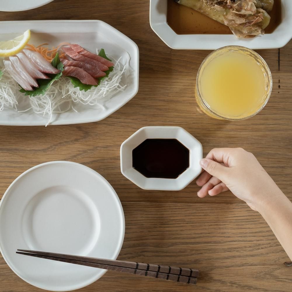 <img class='new_mark_img1' src='https://img.shop-pro.jp/img/new/icons52.gif' style='border:none;display:inline;margin:0px;padding:0px;width:auto;' />(2025年5月) かもめ製作所 八角豆皿 (白マット) ち22-1