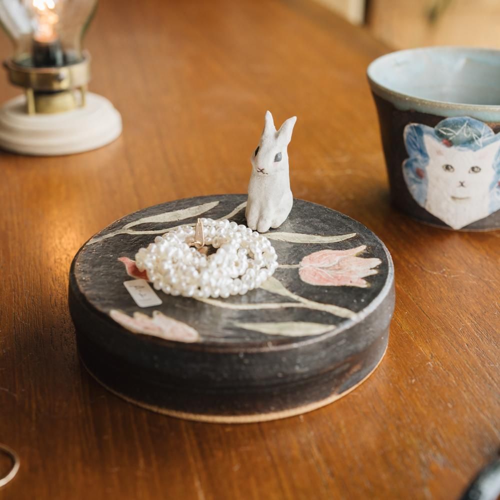 (2023年12月)  acnepotterystudio うさぎの高台プレート 　A21