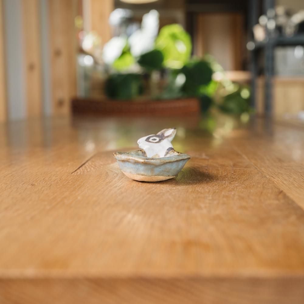 (2023年12月)  acnepotterystudio うさぎ小皿　A33d