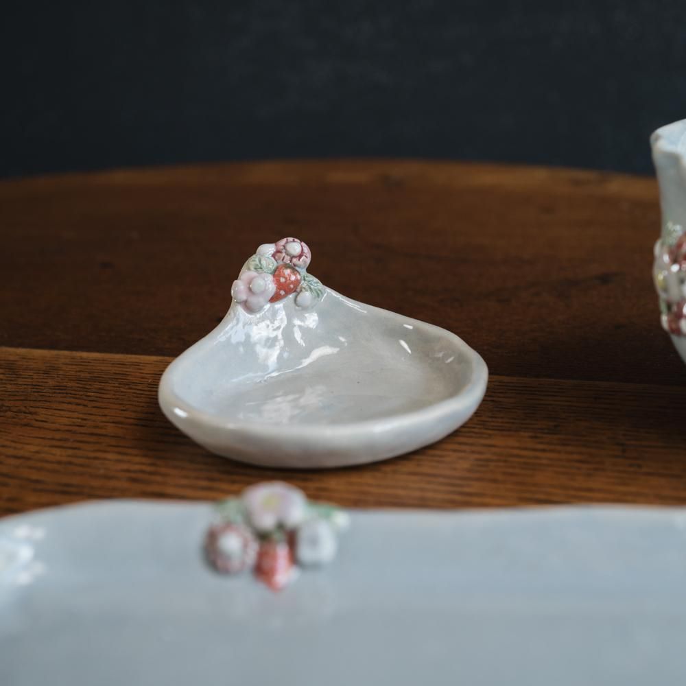 (2024年1月web展)　 三浦愛子   花と苺C&T豆皿セット　み29