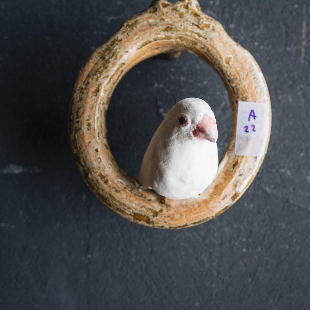 （2024年7月）【1点もの】acnepotterystudio 文鳥の壁かけ花器　A22