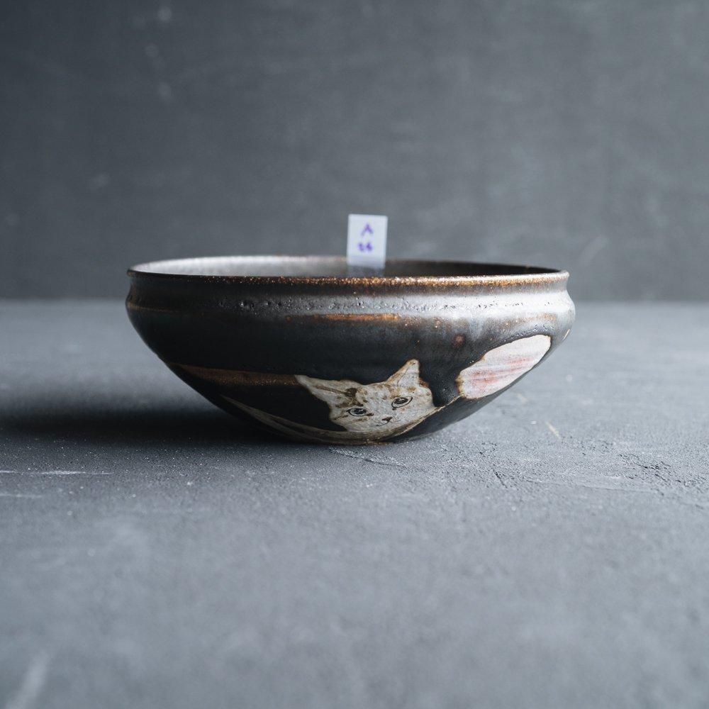 （2024年7月）【1点もの】acnepotterystudio 猫の中鉢　A24