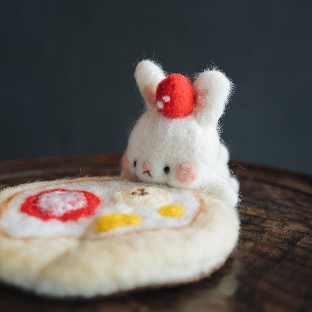 （2024年8月 ）【1点もの】くまぷりん　うさぎのいちごロールケーキ　く4