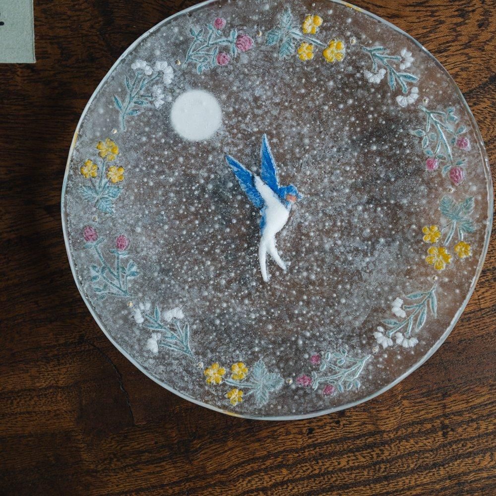 （2024年9月）rokka glass　小皿（つばめと草花）　た12