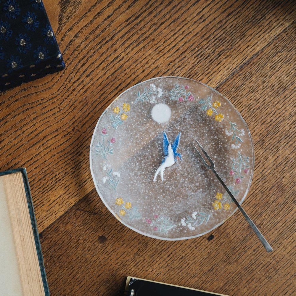 （2024年9月）rokka glass　小皿（つばめと草花）　た12