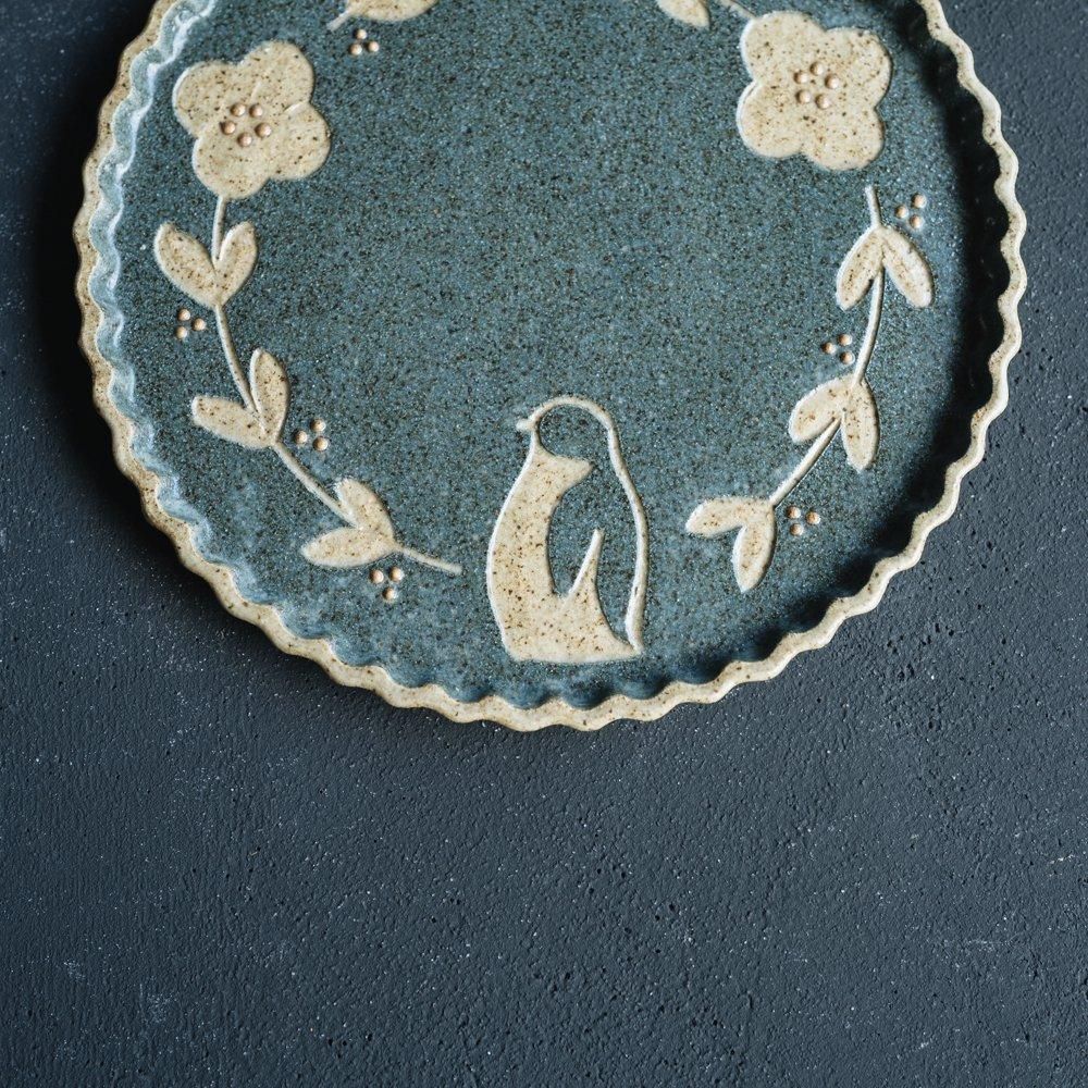 （2024年10月web展）   苔色工房　なみなみプレート／ペンギンリースネイビー　こ5