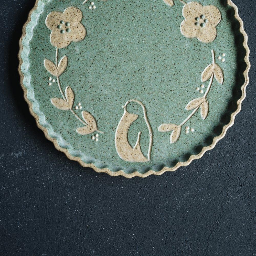 （2024年10月web展）   苔色工房　なみなみプレート／ペンギンリースミントグリーン　こ6