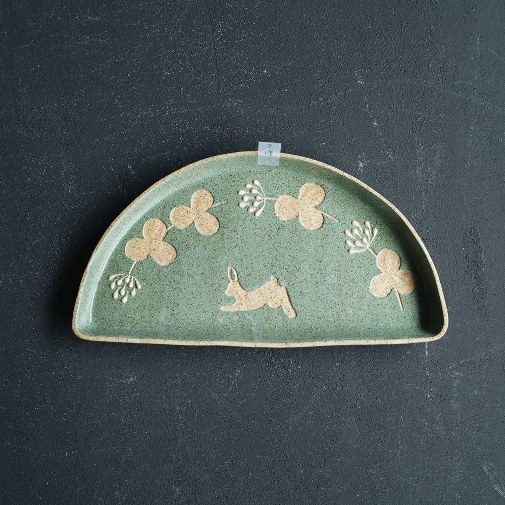 （2024年10月web展）   苔色工房　1/2プレート／ウサギミントグリーン　こ19