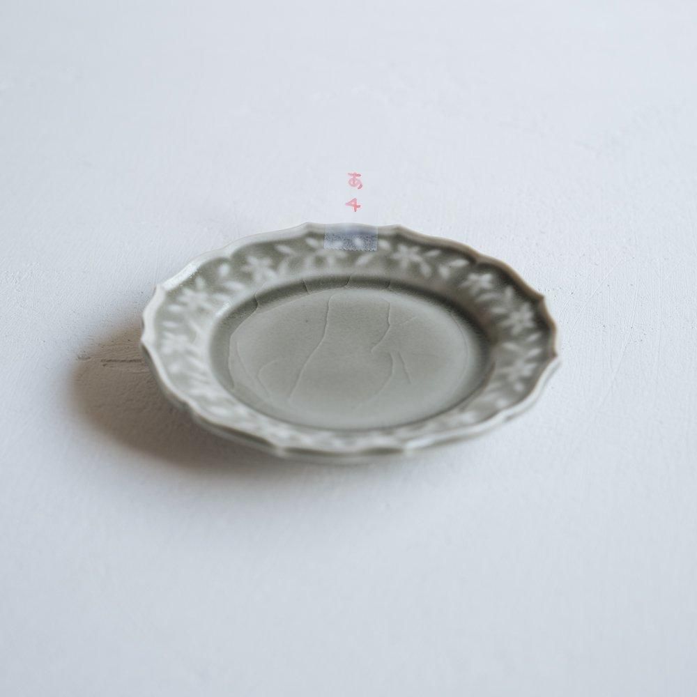 （2025年2月イロドリ陶器市） 阿部慎太朗　花冠レリーフ豆皿　（ペールグレー）　あ4
