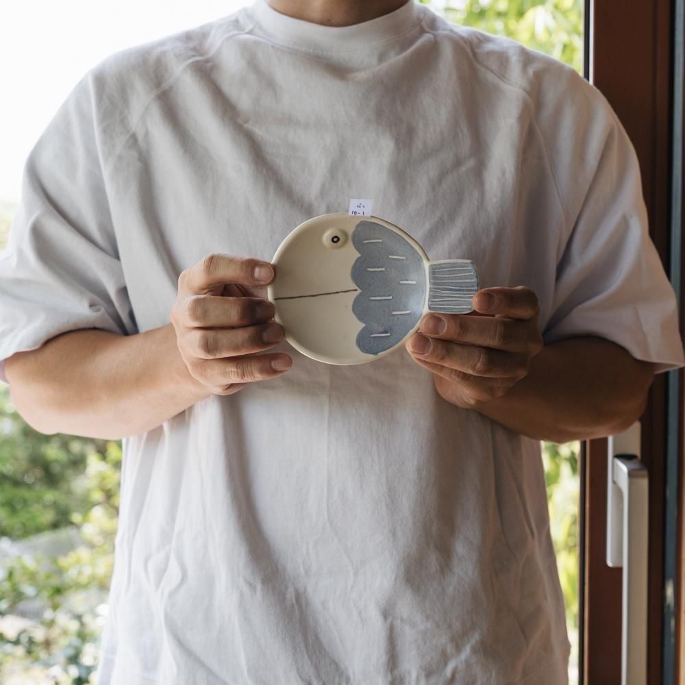 (2025年4月イロドリWEB個展)【1点もの】　 古澤彩    お魚小皿　ふ10-1