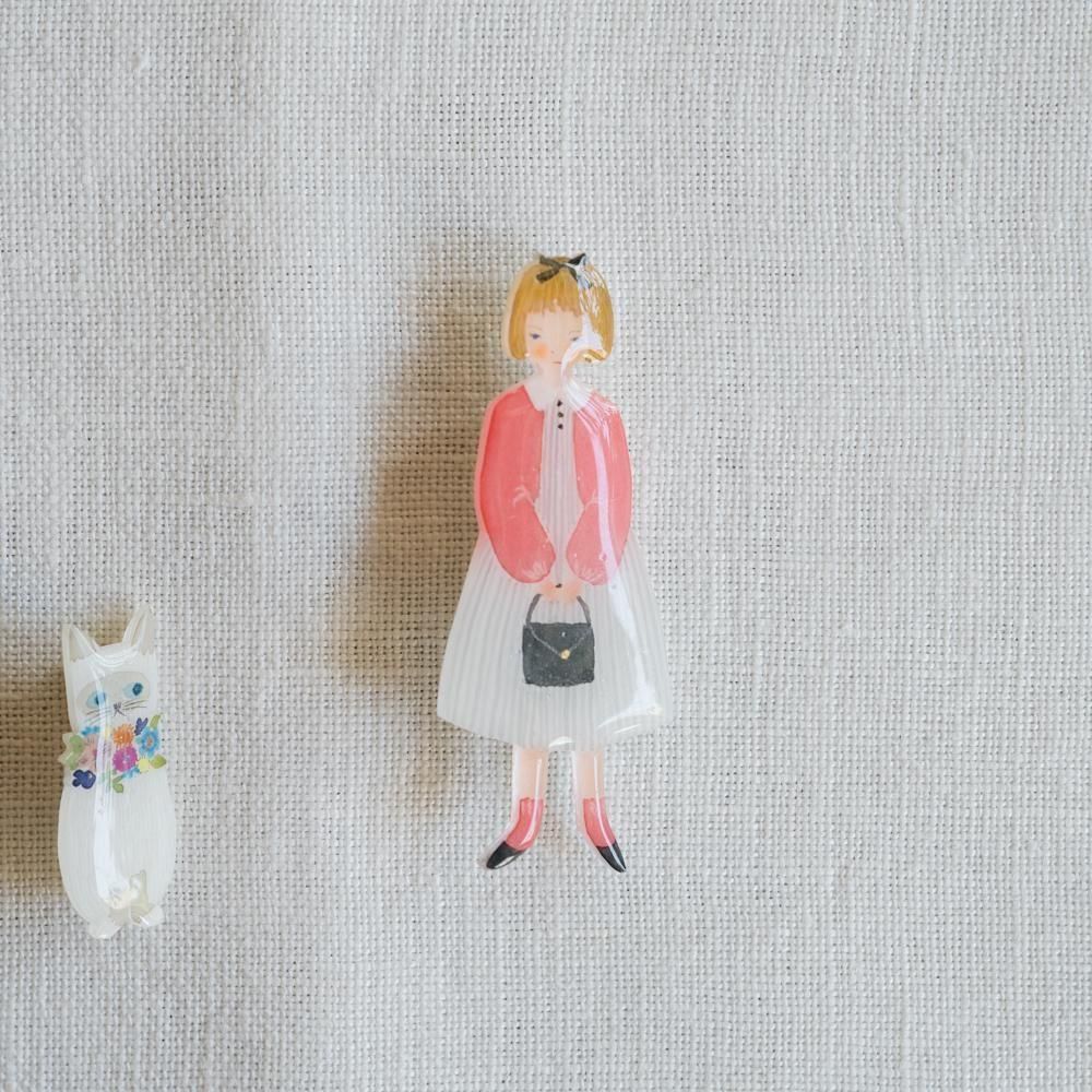 ※数量制限あり(2025年4月) 【1点もの】つばめ舎    ねこと赤いカーディガンの女の子　つ9