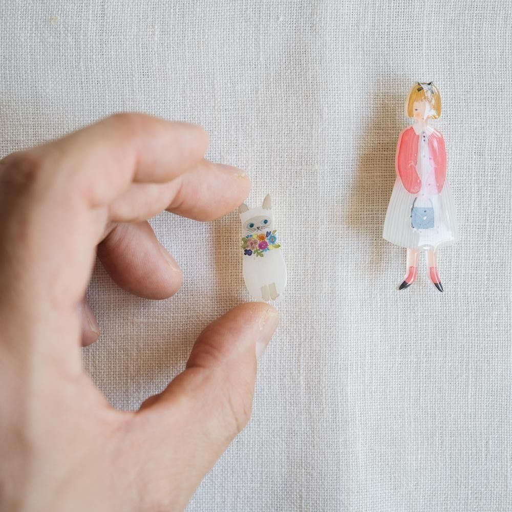 ※数量制限あり(2025年4月) 【1点もの】つばめ舎    ねこと赤いカーディガンの女の子　つ9