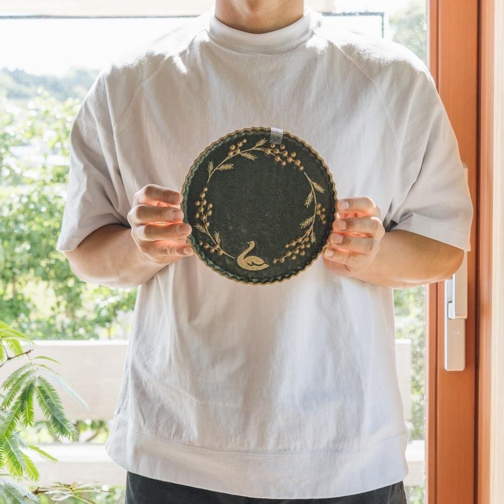 ※数量制限あり（2025年4月web個展）   苔色工房　なみなみプレート　ミモザ白鳥／ネイビー　こ1