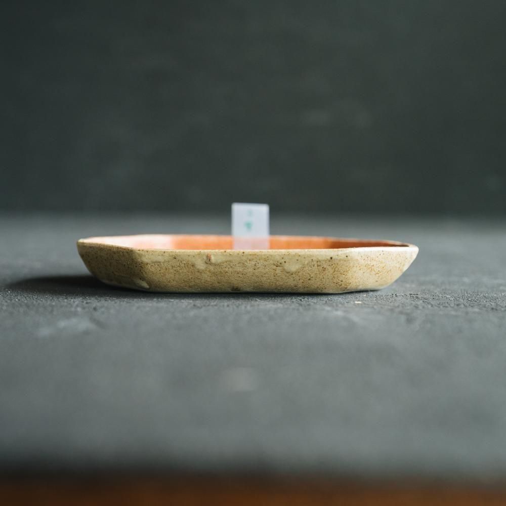 ※数量制限あり（2025年4月web個展）   苔色工房　長八角小皿　ウサギ／コーラルピンク　こ9