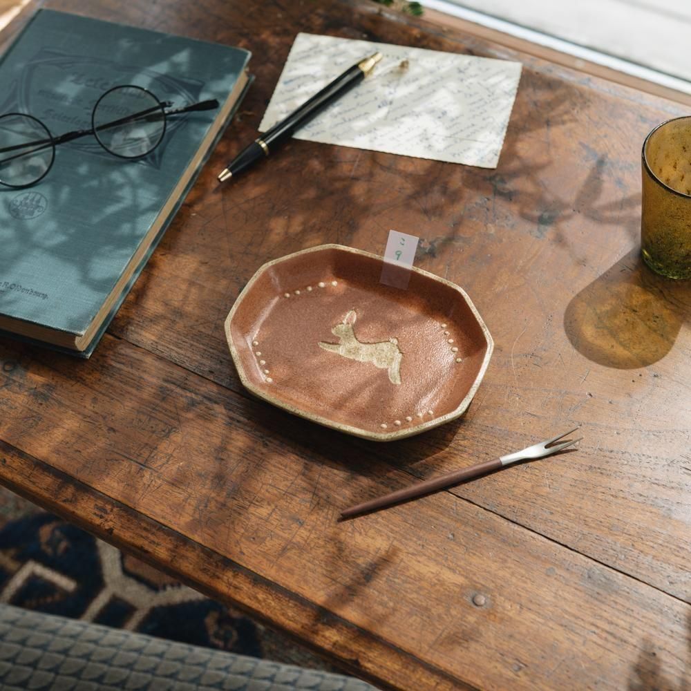 ※数量制限あり（2025年4月web個展）   苔色工房　長八角小皿　ウサギ／コーラルピンク　こ9