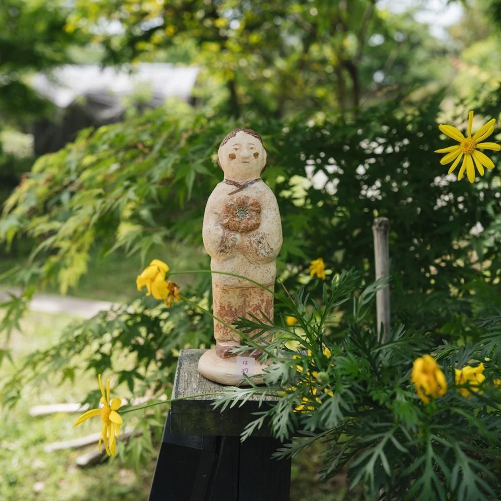 （2025年5月）濱比嘉詩子　陶人形　花持つ人　（は27）